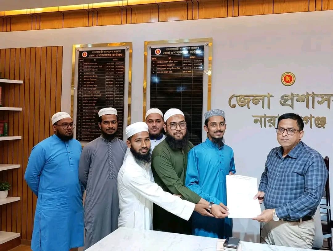 বাস ভাড়া কমানো ও শিক্ষার্থীদের হাফপাশ নিশ্চিতের দাবিতে ডিসিকে স্মারকলিপি