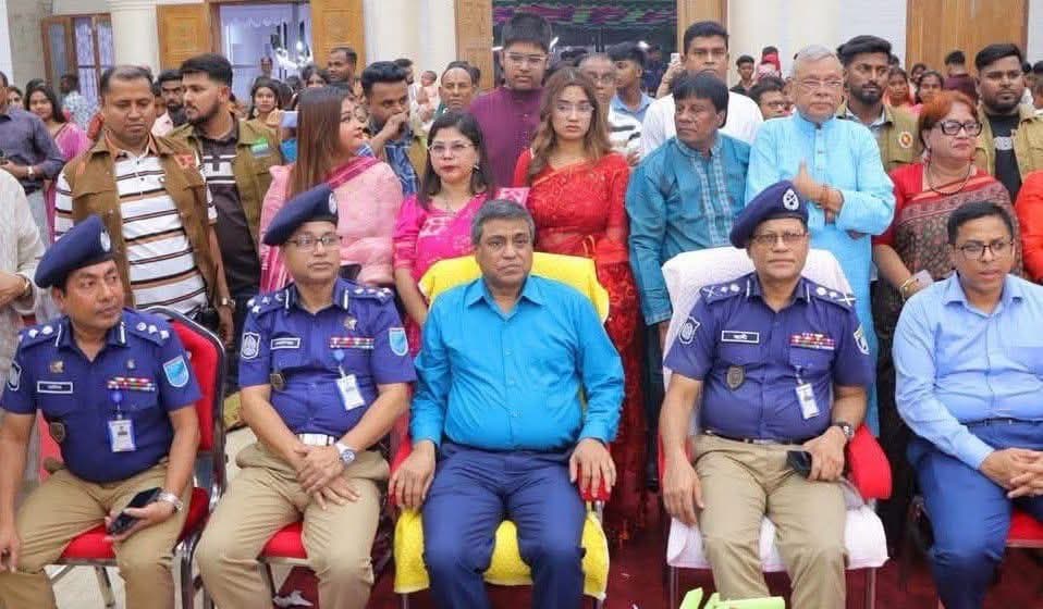 নারায়ণগঞ্জে দুর্গাপূজার নিরাপত্তায় প্রশাসন-পুলিশের সমন্বয়, মণ্ডপ পরিদর্শনে বিভাগীয় কমিশনার